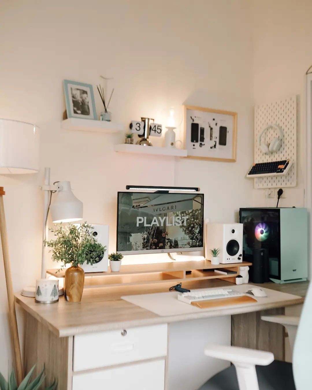 Simplicity at Work - Curating a Clutter-Free Desk Space