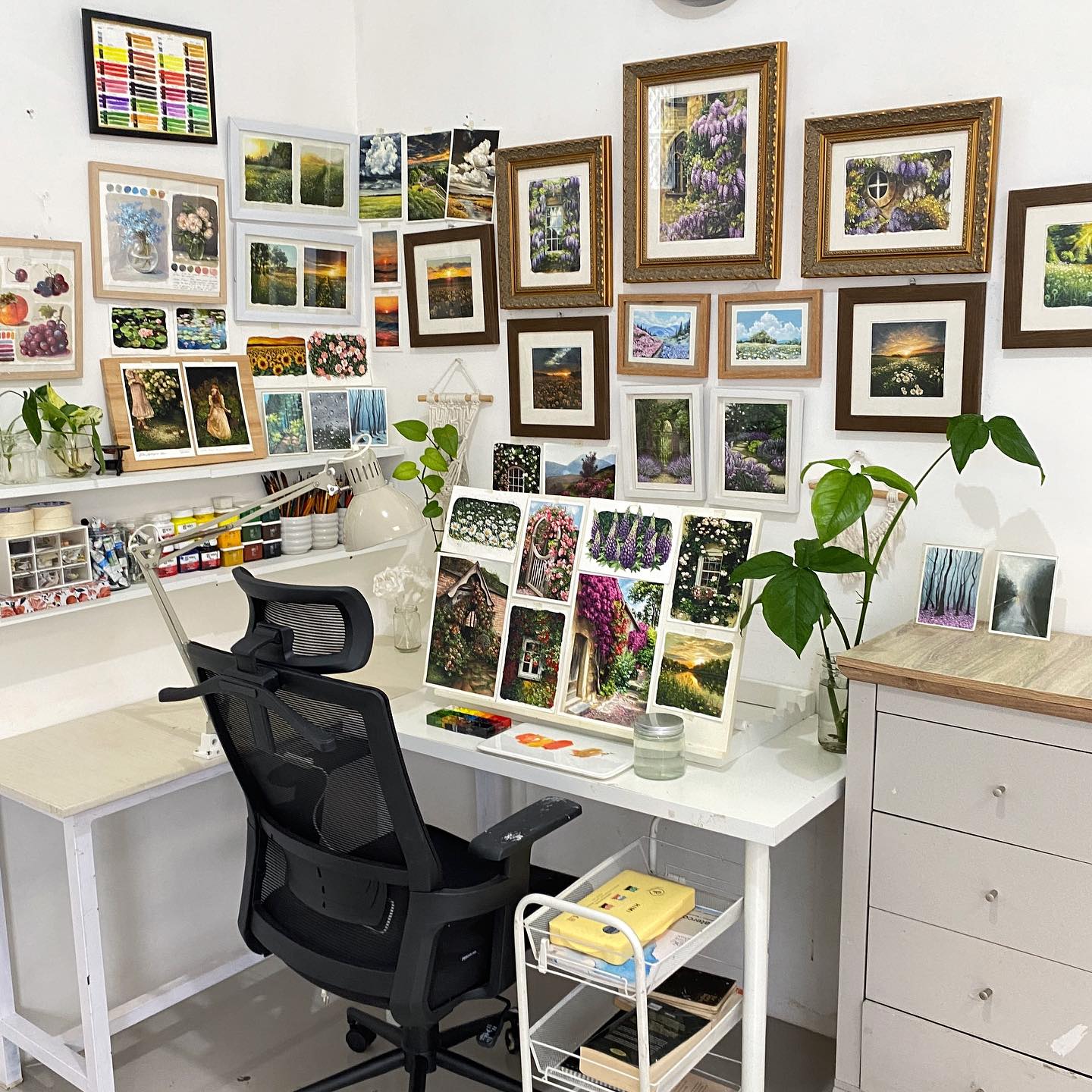 Unleash Your Creativity with These Art Desk Concepts - Create the Perfect Space for Your Masterpieces