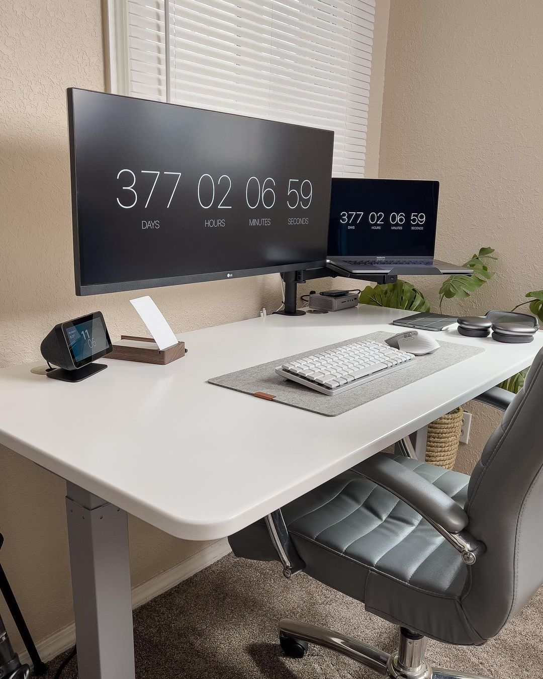 Simplify Your Workspace - Embrace Minimalism with These Sleek Laptop Desk Ideas